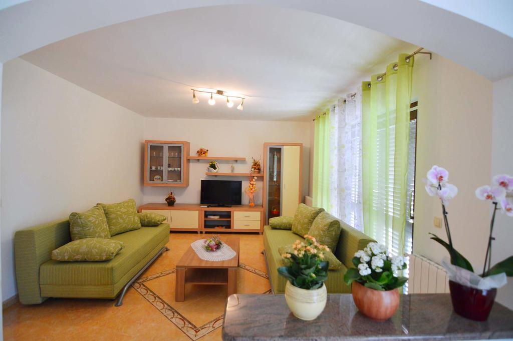Garden Apartment Maria Vrsar Exterior foto